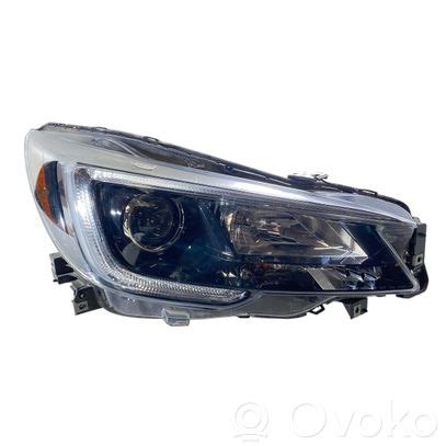 Subaru Outback priekinis žibintas iš arti