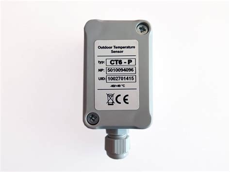 nuotrauka, kurioje matomas lauko temperatūros daviklis po automobilio priekiniu buferiu