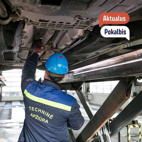 Teminė nuotrauka, iliustruojanti senesnius automobilius autoservise