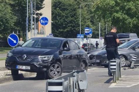 Nežymėtas policijos automobilis, patruliuojantis kelyje