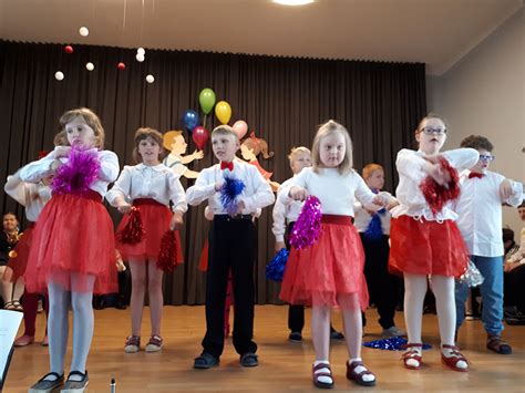 Moksleivių atsisveikinimo su mokykla šventė, scena su šokėjais