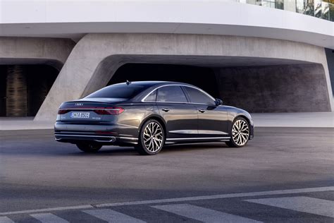 Naujojo Audi A8 eksterjero dizainas su išryškintomis grotelėmis ir linijomis