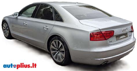 Audi A8 prabangus galinis salonas su patogiais krėslais ir valdymo elementais
