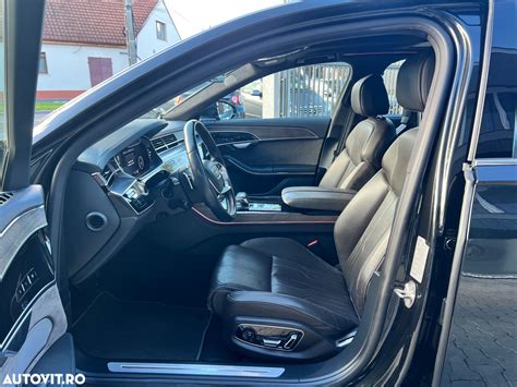 Audi A8 važiuojantis kelyje, pabrėžiantis jo dinamiškumą ir stabilumą