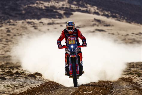 Nuotrauka, vaizduojanti motociklo amortizatorių remonto procesą autoservise