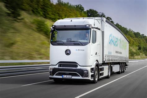 Mercedes-Benz eActros 600, važiuojantis keliu, atspindintis jo pritaikymą tolimiesiems pervežimams
