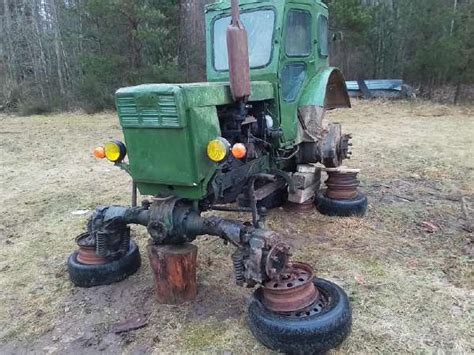 Teminė nuotrauka T-40 traktoriaus, dirbančio laukuose