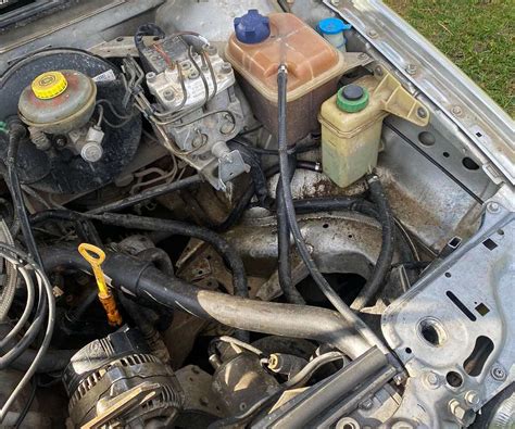 Teminė nuotrauka su Audi 80 variklio skyriumi ir diagnostikos įranga