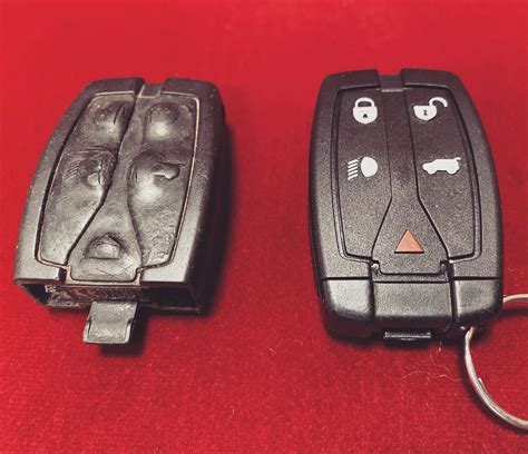 Tematinė iliustracija: automobilio raktas su čipu ir automobilio užvedimo sistema