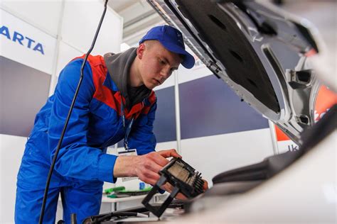 Automechanikas atlieka automobilio diagnostiką