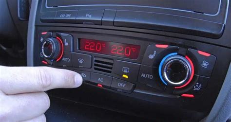Teminė nuotrauka: automobilio salonas su klimato kontrolės pultu ir įjungtu šildymu