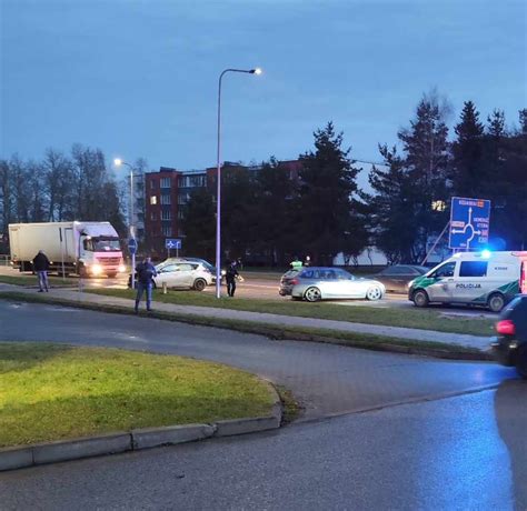 Automobilių avarija su sunkiomis pasekmėmis ir policijos tyrimu
