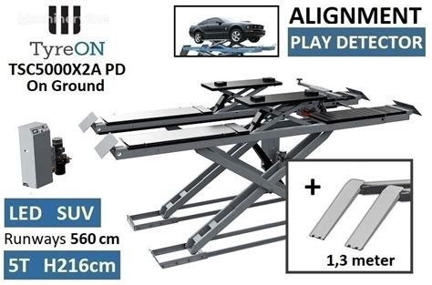 Žirklinio keltuvo schema su pakeltu automobiliu
