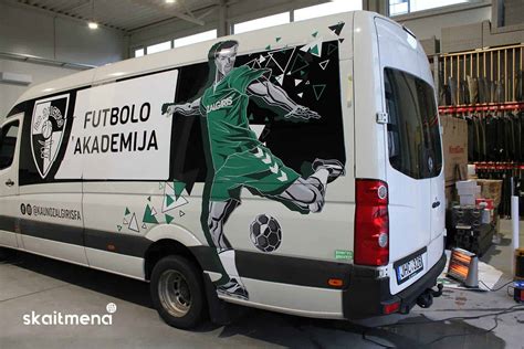 lipdukas su automobilių spalvos kodu ant automobilio durų staktos