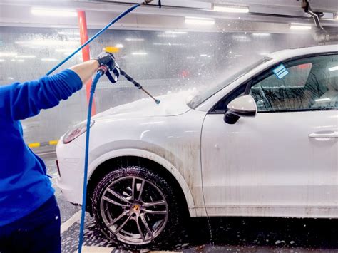 Bitumo dėmės ant šviesios spalvos automobilio kėbulo