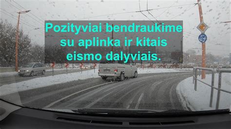 Teminė nuotrauka, vaizduojanti automobilį kelyje su kitais eismo dalyviais