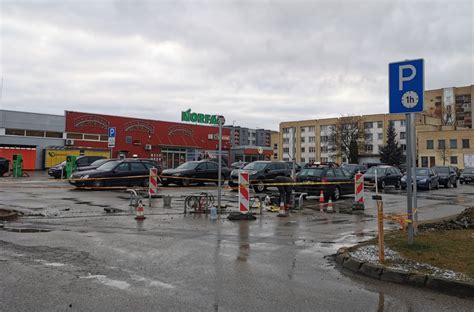 Teminis paveikslėlis: du automobiliai, susidūrę prekybos centro aikštelėje
