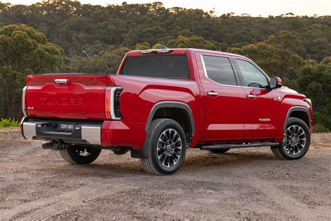Toyota Tundra automobilis su tinkamai parinktais ratlankiais
