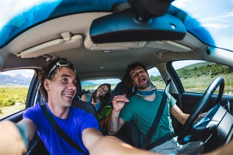 Vairuotojas ir keleiviai automobilyje