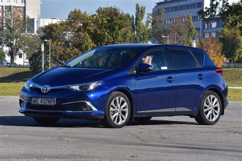 Erdvus Toyota Auris II interjeras su ergonomiška vairuotojo pozicija