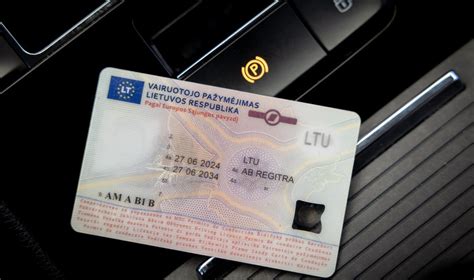 Teminis paveikslėlis: vairuotojo pažymėjimas, KET knygelė, kompiuteris su KET testo lange