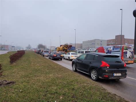 Sunkios avarijos pasekmės Ukmergės plente, su apdegusiu vilkiku ir po juo palenkiu lengvuoju automobiliu