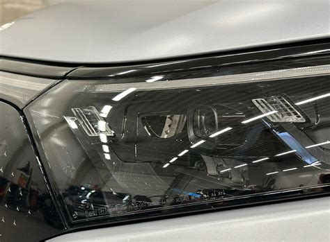 automobilio žibintas su užklijuota PPF plėvele