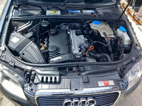 Audi A4 B7 2.0 TDI variklio skyriaus schema su pažymėtais pagrindiniais komponentais (DPF, EGR, turbina, purkštukai)