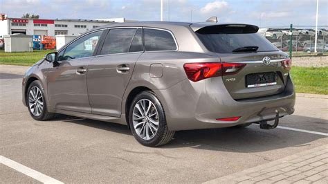 Toyota Avensis skirtingų kartų apžvalga