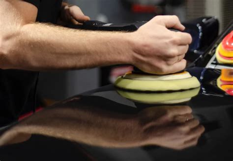 Nuotrauka: automobilio poliravimas po plovimo