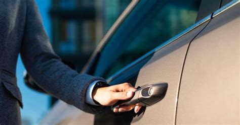 Teminė nuotrauka: žmogus rankose laiko įgaliojimą ir automobilio raktelius
