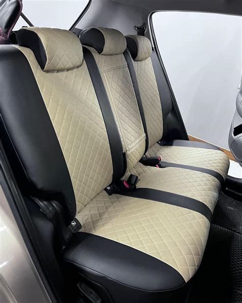 Teminis automobilio salonas su sėdynių užvalkalais