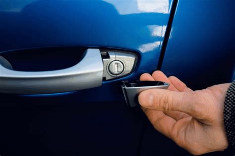 Teminė nuotrauka su automobilio durelėmis ir spyna