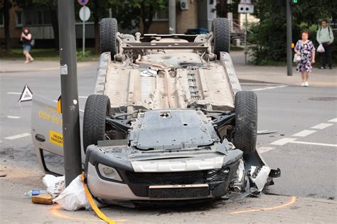Smarkiai apgadintas automobilis po susidūrimo