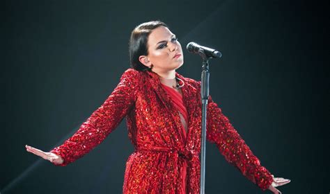 Justė Arlauskaitė-Jazzu scenoje koncerto metu, ryškios šviesos ir minia
