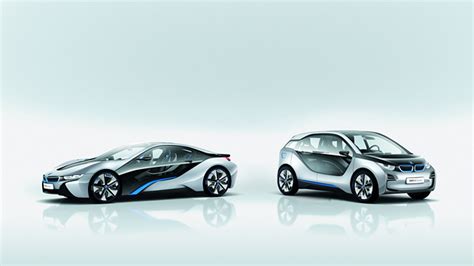 BMW i3 ir i8 modelių nuotrauka, demonstruojanti elektrinę evoliuciją