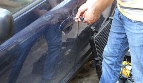 meistras, atliekantis automobilio spynos diagnostiką