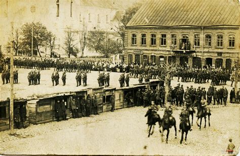 Nuotrauka: gyvas vaizdas iš Lenkijos auto turgaus, demonstruojantis prekybą ir prekių įvairovę.