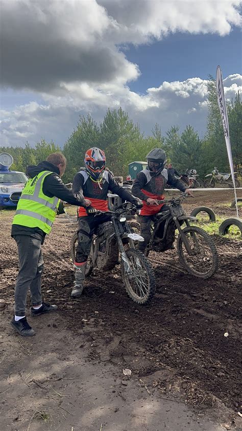 Infografika: palyginimas tarp naujų ir naudotų auto dalių, nurodant privalumus ir trūkumus.