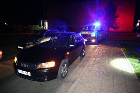 Teminė nuotrauka su įspūdingai apšviestu automobiliu naktį