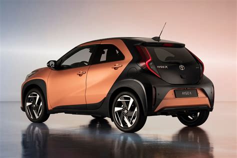 Toyota Aygo X salono interjeras su moderniu ekranu ir patogiais sėdynėmis