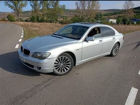 Tematinė nuotrauka, vaizduojanti BMW 730 E65 automobilio veidrodėlį