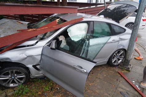 Apvirtęs automobilis „BMW“ eismo įvykio vietoje