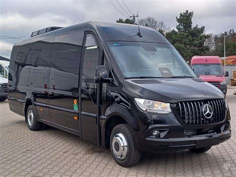 Mercedes-Benz Sprinter keleivinis mikroautobusas, važiuojantis keliu