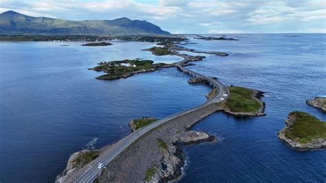 Lietuviškos registracijos automobilis Norvegijos fiordų fone