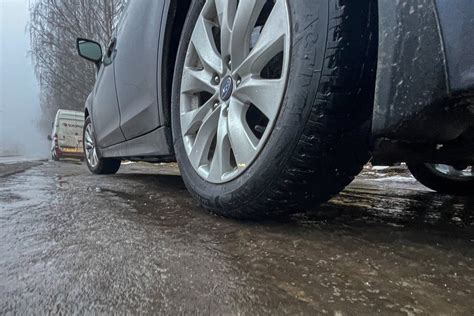 Automobilis su žieminėmis padangomis Norvegijos kelyje