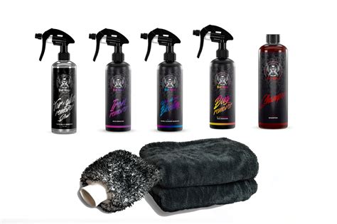 Profesionalus vairų restauratorius demonstruoja restauruotą automobilio vairą.