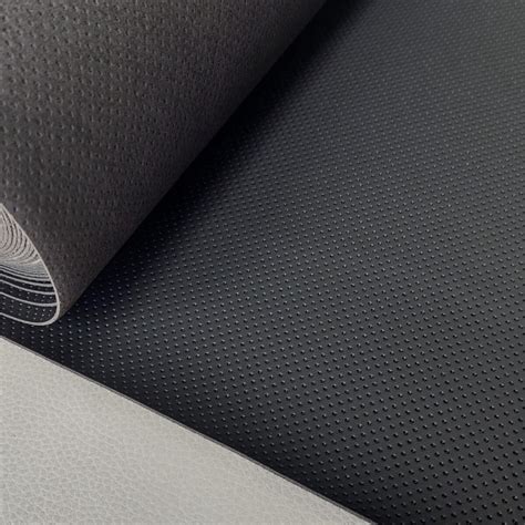 Įvairių spalvų ir tekstūrų odos pavyzdžiai automobilių vairų apsiuvimui.