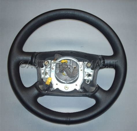 Detalus vaizdas automobilio vairo, apvilkto natūralia oda, demonstruojantis meistriškumą.