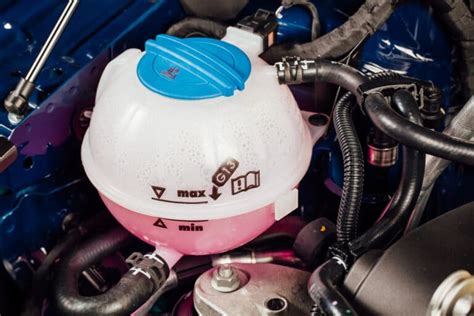 Pavyzdys, kaip patikrinti aušinimo skysčio lygį automobilyje